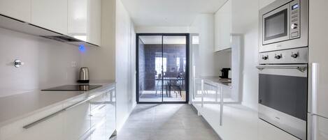 Kühlschrank, Mikrowelle, Ofen, Herdplatte