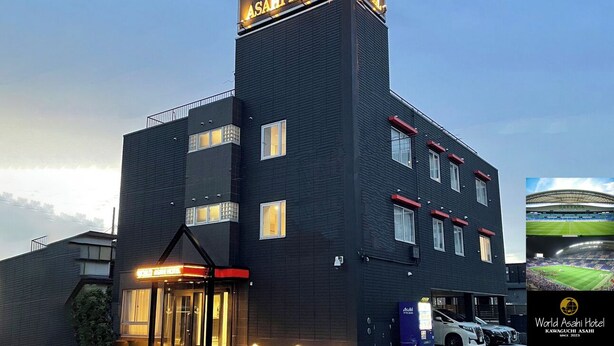 Un edificio alto con un cartel que dice "World Asahi Hotel" en la parte superior.