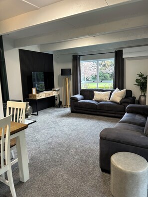 Smart TV, fireplace