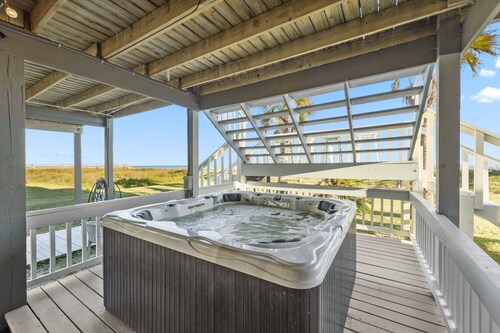 Family Reunions, Corporate/Church Retreats, Large Gatherings-Steps to the beach!