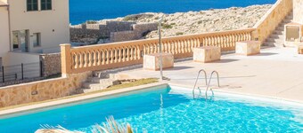 PERLETA - Fabulous penthouse with sea views, swimming pool, and free WiFi.