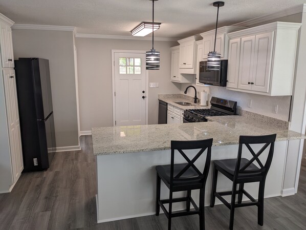 Kjøleskap, mikrobølgeovn og oppvaskmaskin