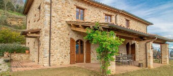 Beautiful private villa for 10 people with WIFI, TV, balcony and pets allowed