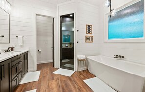 Shower, towels - Game Room | Playset | Outdoor Games | Hot Tub (Broken Bow)