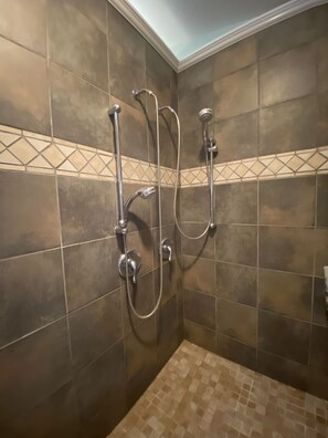 Shower, hair dryer, towels, soap - Kentucky Lake Getaway w/ Boat Launch & Dock! (Eva)