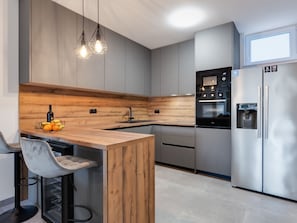 Frigorifero, microonde, forno, lavastoviglie