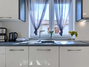 Kjøleskap, ovn, oppvaskmaskin og brødrister