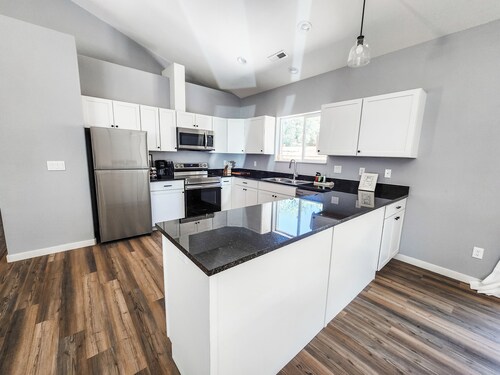 Cozy 2B/2B brand new oasis close to everything in Shady Cove!