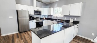 Cozy 2B/2B brand new oasis close to everything in Shady Cove!