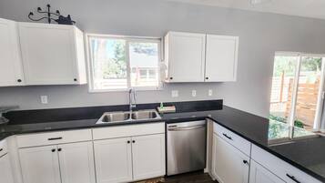 ثلاجة، ميكروويف، فرن، موقد طهي مسطح