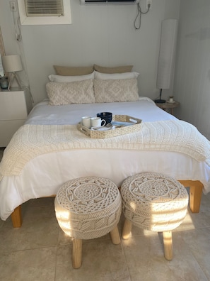 5 bedrooms, iron/ironing board, WiFi, bed sheets