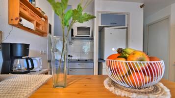 Fridge, oven, cookware/dishes/utensils