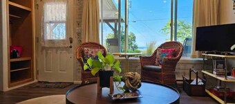 The Salty Mermaid retreat~stunning ocean/mountain/sunset views ~dog friendly