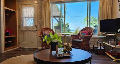 The Salty Mermaid retreat~stunning ocean/mountain/sunset views ~dog friendly