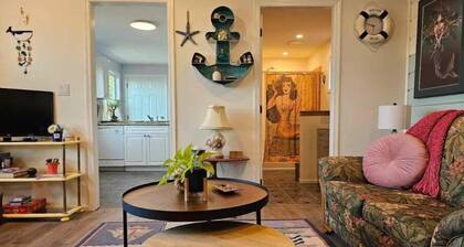 The Salty Mermaid retreat~stunning ocean/mountain/sunset views ~dog friendly