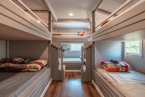 6 bedrooms, desk, iron/ironing board, WiFi
