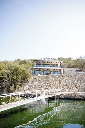 Exterior - Playin Possum! NEW, Modern 5 Bed 4.5 Bath Retreat with Dock, 2 Balconies, HotTub (Graford)