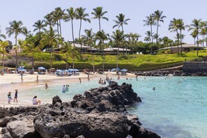 在海灘附近、躺椅、沙灘巾