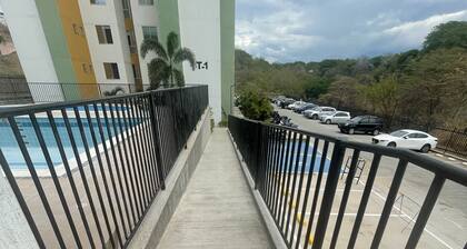 Disfrute de un apartamento moderno con amplios espacios,. Excelente ubicación.