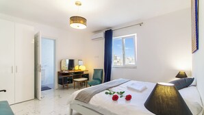 Ein modernes Hotelzimmer mit einem großen Bett, einem Schreibtisch und einem Stuhl.