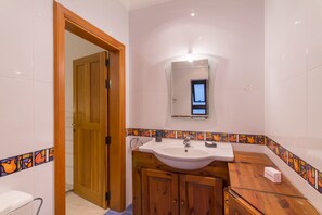 Chuveiro, toalhas de banho