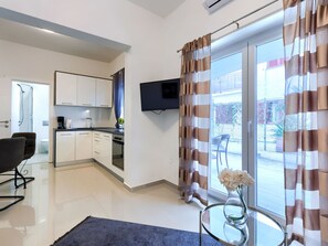 Kjøleskap, ovn, brødrister og kjøkkenutstyr