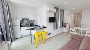En moderne lejlighed med køkken, spiseområde og opholdsstue.
