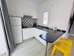Refrigerador, microondas, cafetera y tetera y tostadora