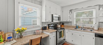 Cozy 2BR Near Furman & Downtown, Fenced Yard