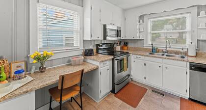 Cozy 2BR Near Furman & Downtown, Fenced Yard