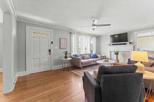 Cozy 2BR Near Furman & Downtown, Fenced Yard