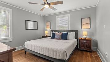 2 soverom, skrivebord, strykejern/-brett og wi-fi