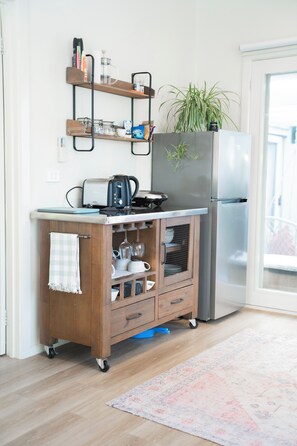 Fridge, microwave, electric kettle, toaster - The White House-Studio (Metung)