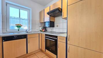 Een koelkast, een microgolfoven, een oven, een kookplaat