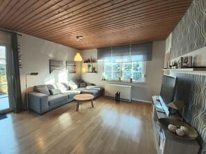 TV, DVD player, stereo - Ferienhaus Drosselgasse 8 - Willkommen in dem Schön Eingerichteten Ferienhaus in Mitten dem Ruhigen (Berumbur)