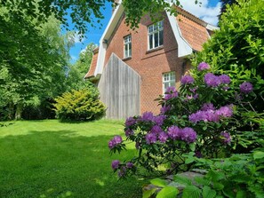 Property grounds - Ferienhaus Drosselgasse 8 - Willkommen in dem Schön Eingerichteten Ferienhaus in Mitten dem Ruhigen (Berumbur)