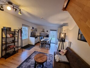 Televisie, een tafeltennistafel en een stereo