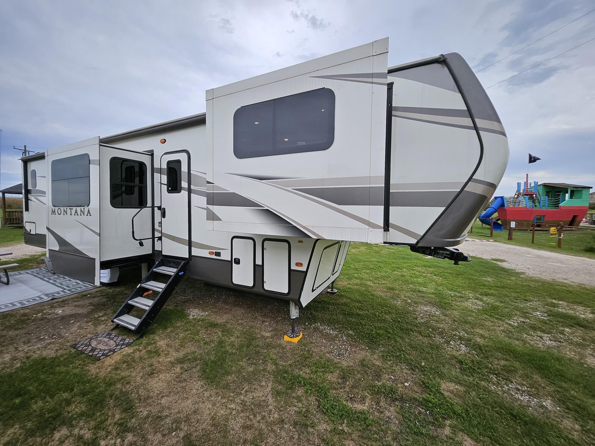 New Phenomenal Beach Camper at Hailey's Beach-n-Bay RV Resort 