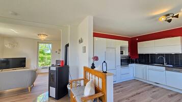 Fernseher, Kamin, Stereoanlage