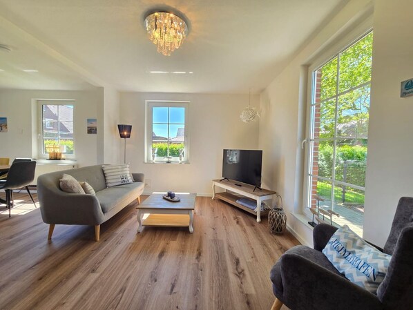 TV, fireplace, stereo - Ferienwohnung Schlickwanderer Groß - Herzlich Willkommen in der Ferienwohnung Schlickwanderer Groß! (Dornum)