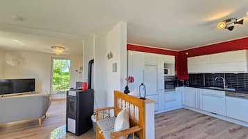 Fernseher, Kamin, Stereoanlage