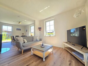 TV, fireplace, stereo - Ferienwohnung Schlickwanderer Groß - Herzlich Willkommen in der Ferienwohnung Schlickwanderer Groß! (Dornum)
