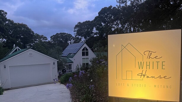 Une enseigne pour « The White House », avec une partie aménagée en loft et un espace atelier.