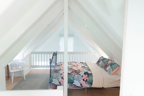 3 bedrooms, iron/ironing board, travel cot, free WiFi - The White House- Loft (Metung)