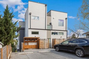 Property grounds - Perch - Queen Anne 83 (Seattle)