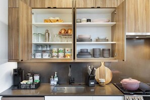 Kühlschrank, Mikrowelle, Ofen, Herdplatte