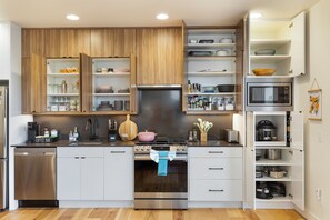 Frigorifero, microonde, forno, piano cottura