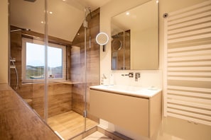 Douche, séchoir à cheveux, serviettes fournies, savon