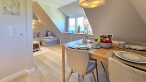 Un moderno loft con comedor, sofá y cocina.