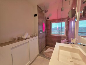 Dusche, Haartrockner, Handtücher, Seife